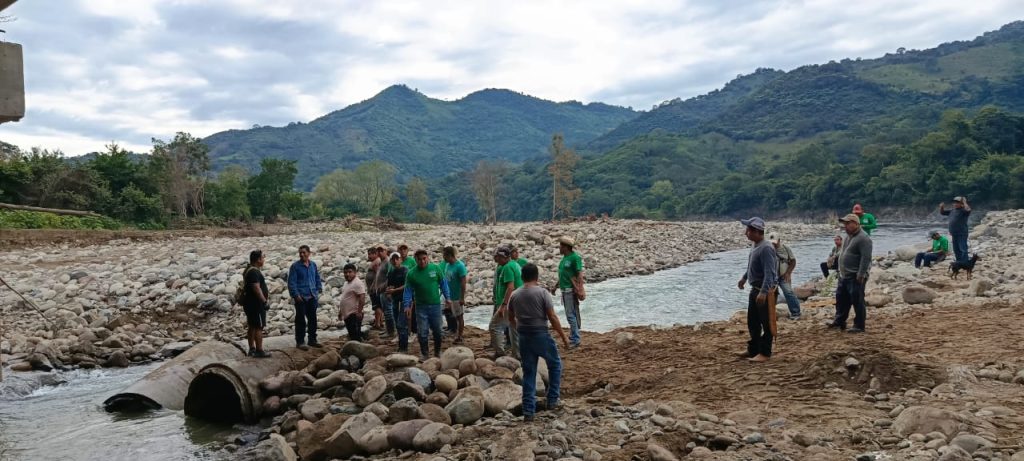 En Tzicatlán la gente se organiza para abrir paso para vehículos