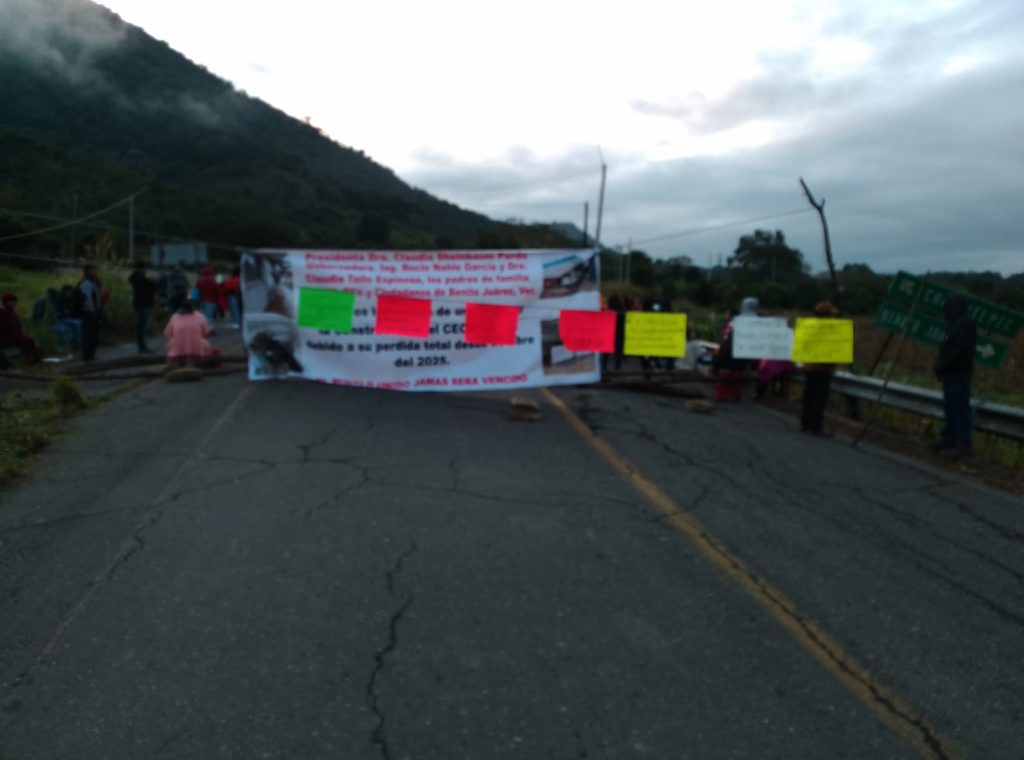 Continúa plantón y bloqueo carretero por padres y madres de familia del CECYTEV en Benito Juárez