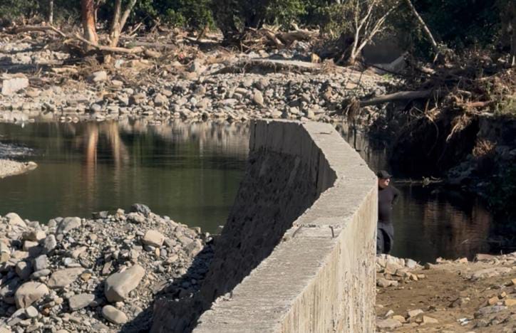 La comunidad de Cuatecomaco solicita un muro de contención para proteger a las familias
