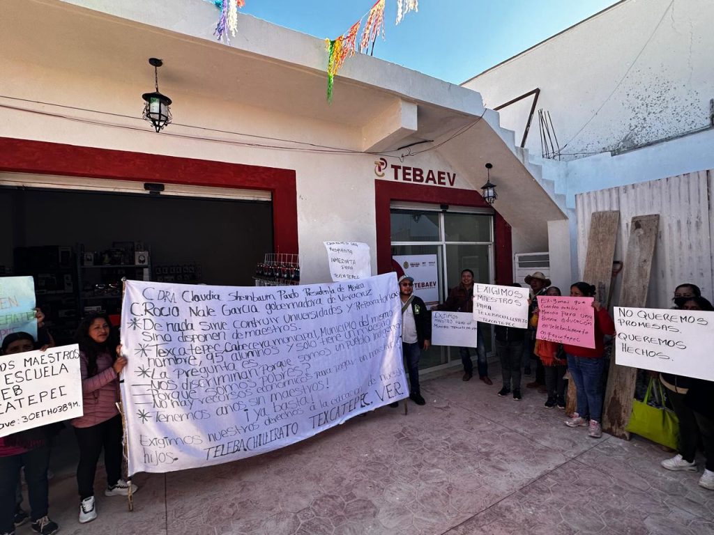 Exigen maestros de base, no interinos. Padres y madres de familia de las comunidades Ñuhús de Texcatepec exigen maestros para el TEBAEV.