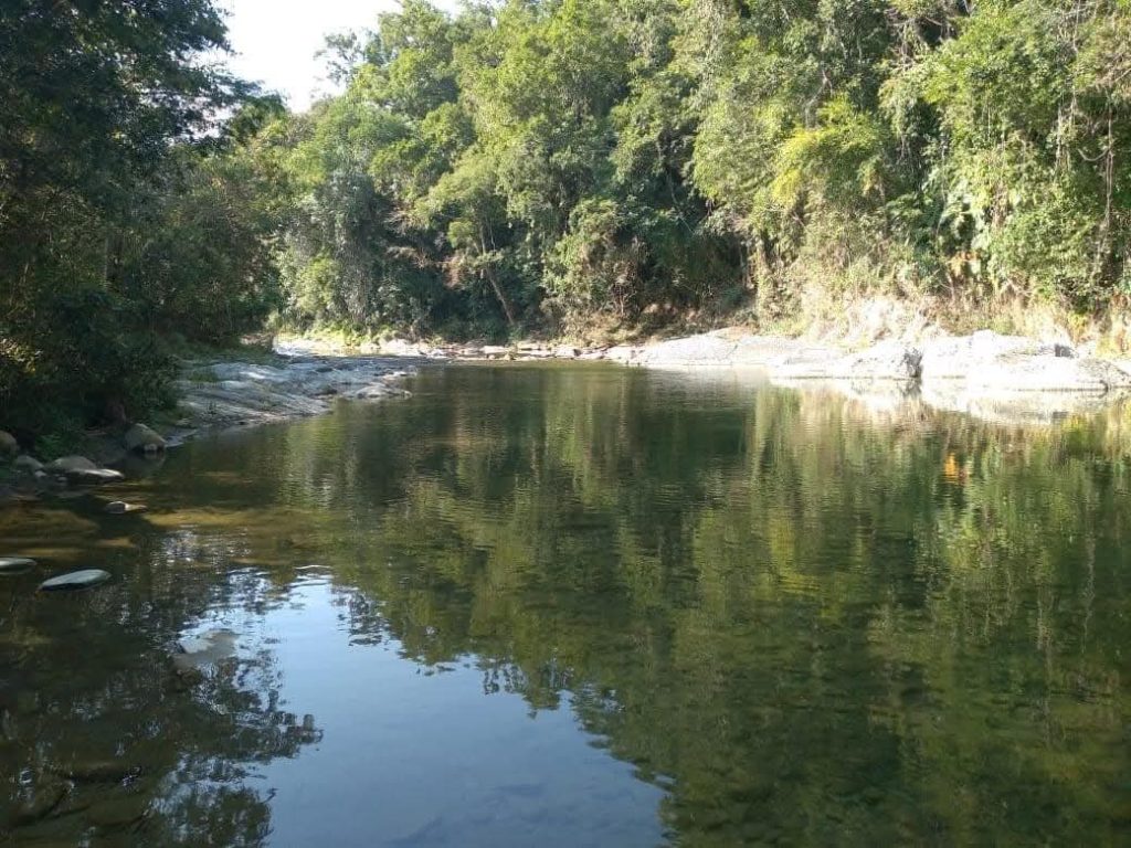 Autoridades comunitarias invitan a disfrutar el descanso vacacional sin contaminar los ríos.