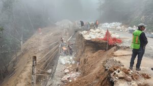 Continúan trabajos en carretera tras afectaciones de las lluvias de octubre del año pasado.