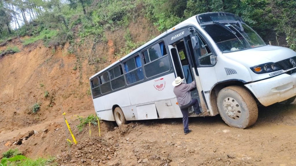 ¡Es peligroso! Las lluvias complican el transporte público en Texcatepec