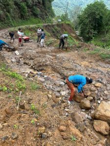 Vecinos de Tecapa, Ilamatlán, Veracruz. Trabajan en faena por falta de atención del gobierno a sus caminos.
