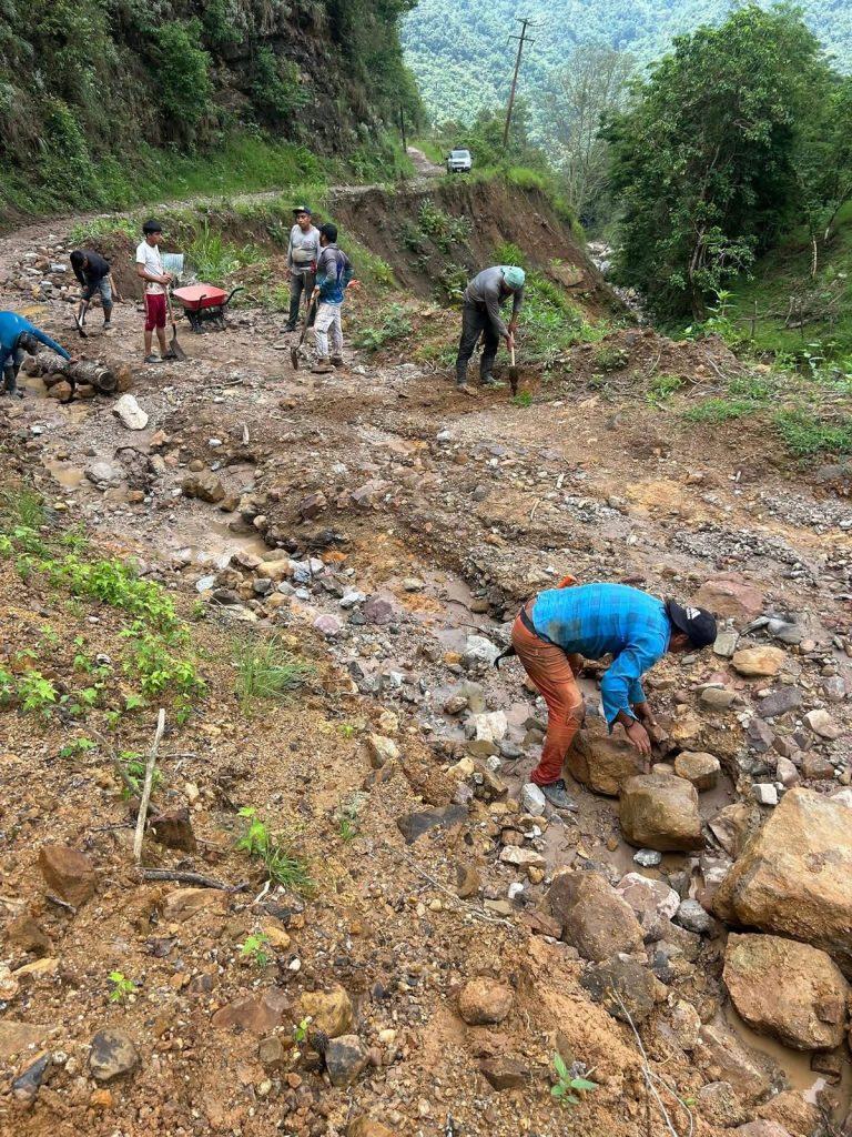 Vecinos de Tecapa, Ilamatlán, Veracruz. Trabajan en faena por falta de atención del gobierno a sus caminos.