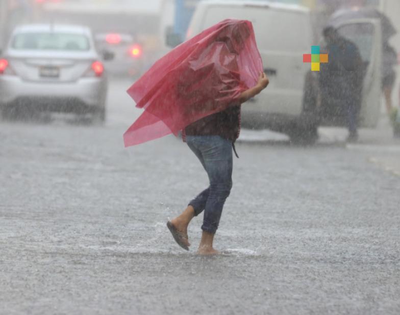 Fuertes lluvias provocan inundaciones y complican la movilidad de los ciudadanos