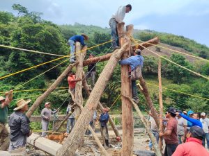 La gente se organiza para la rehabilitación del puente artesanal de Tzicatlan, Texcatepec