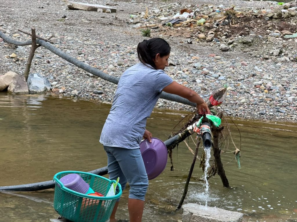 La comunidad de Atempa, Ilamatlán se organiza para reparar las tuberias de agua potable.