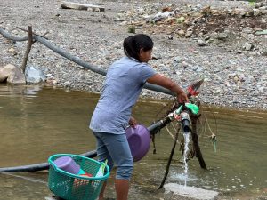 La comunidad de Atempa, Ilamatlán se organiza para reparar las tuberias de agua potable.