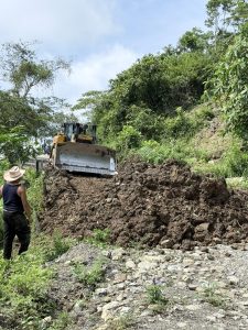 En la parte baja de Texcatepec se están destapando los caminos afectados que dejaron las lluvias pasadas.