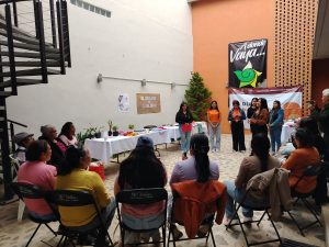 Mujeres participan en trueque por el Día Naranja