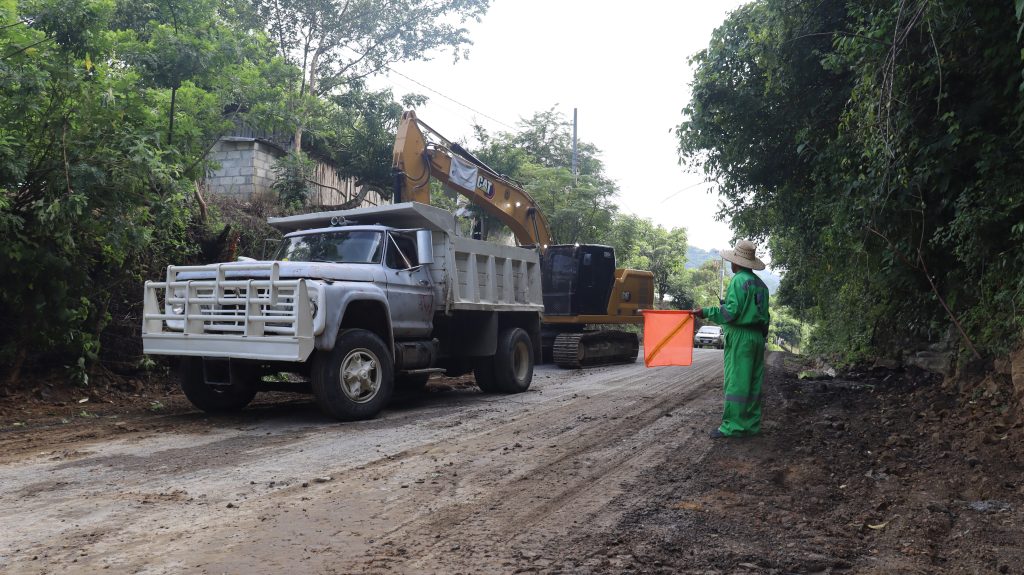 Continúan los trabajos de rehabilitación del camino a Texcatepec