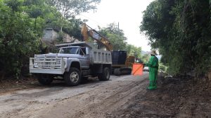 Continúan los trabajos de rehabilitación del camino a Texcatepec