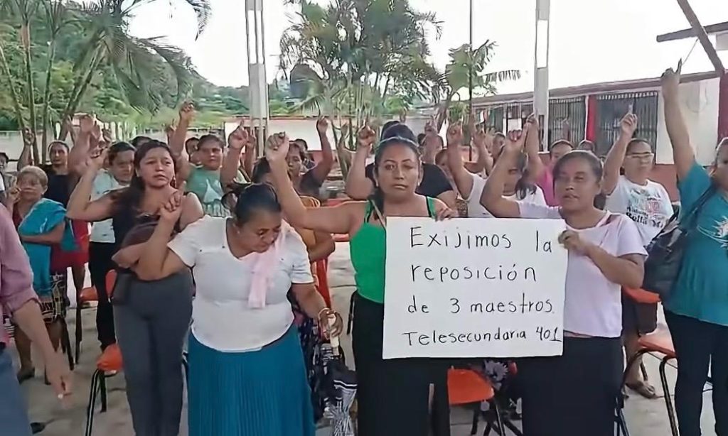 Ante la falta de maestros, padres de familia toman la Telesecundaria 401 en San Esteban, Huehuetla