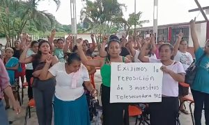 Ante la falta de maestros, padres de familia toman la Telesecundaria 401 en San Esteban, Huehuetla