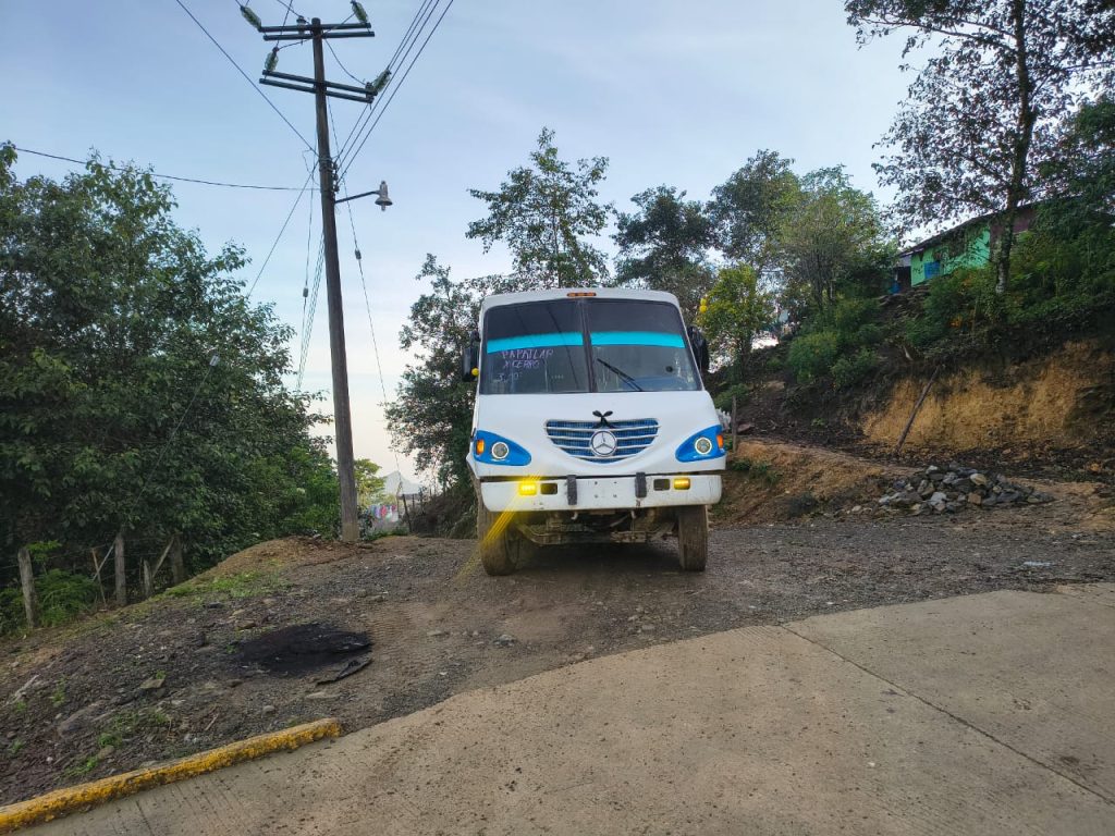Camino entre Cerro Chato y Papatlar dificulta el traslado de habitantes de Texcatepec