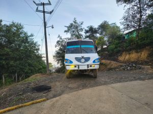 Camino entre Cerro Chato y Papatlar dificulta el traslado de habitantes de Texcatepec