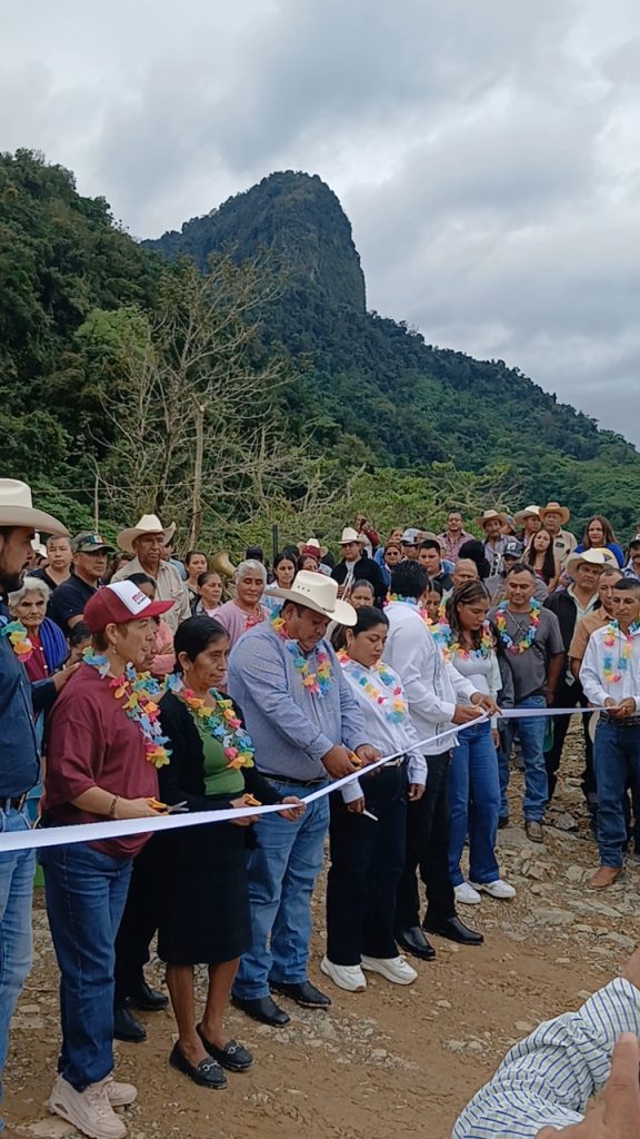 Después de más de 40 años de gestiones, inauguran carretera Papatlar–Cerro Chato